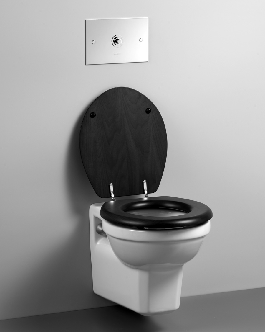 Traditional toilet handmade in Italy from ceramic, perfect for English or French bathrooms.