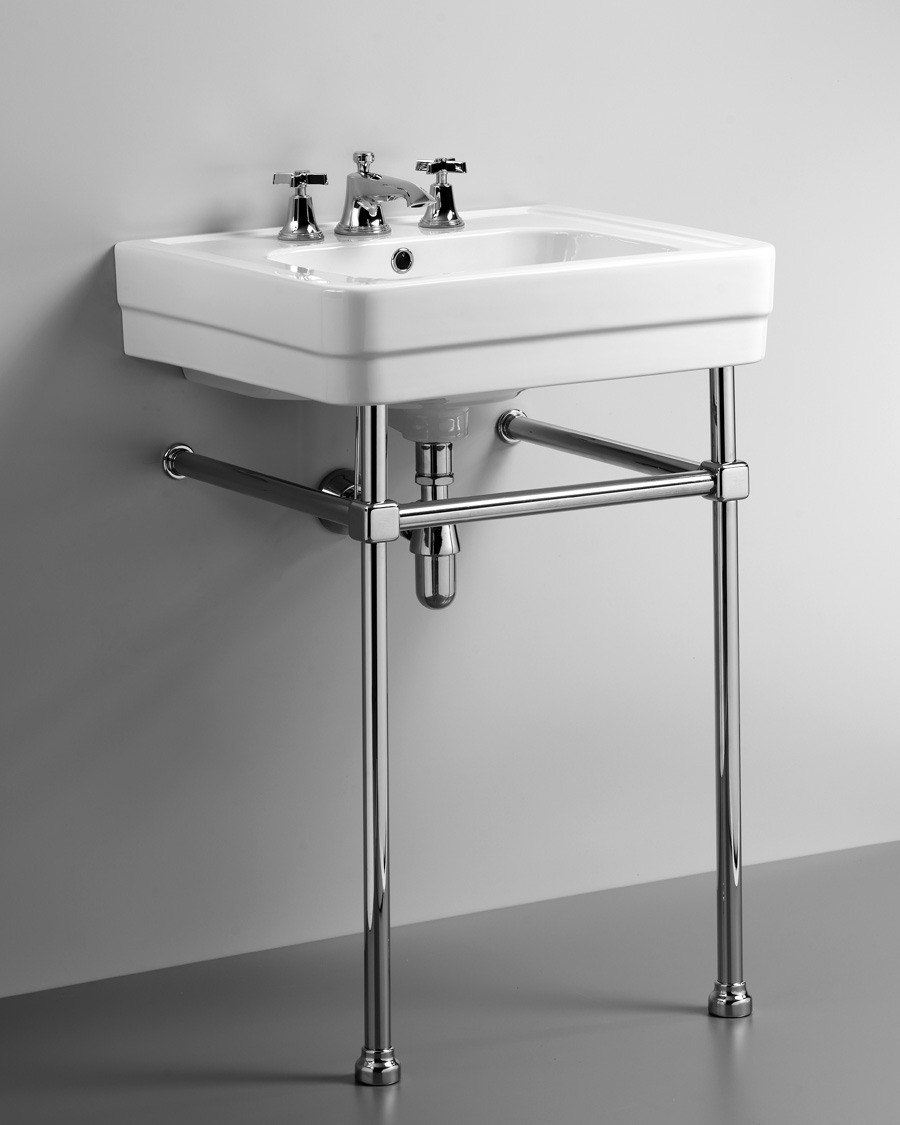 Art Deco Waschbecken aus Italien mit passenden Messinguntergestellen. Dazu klassische Armaturen.