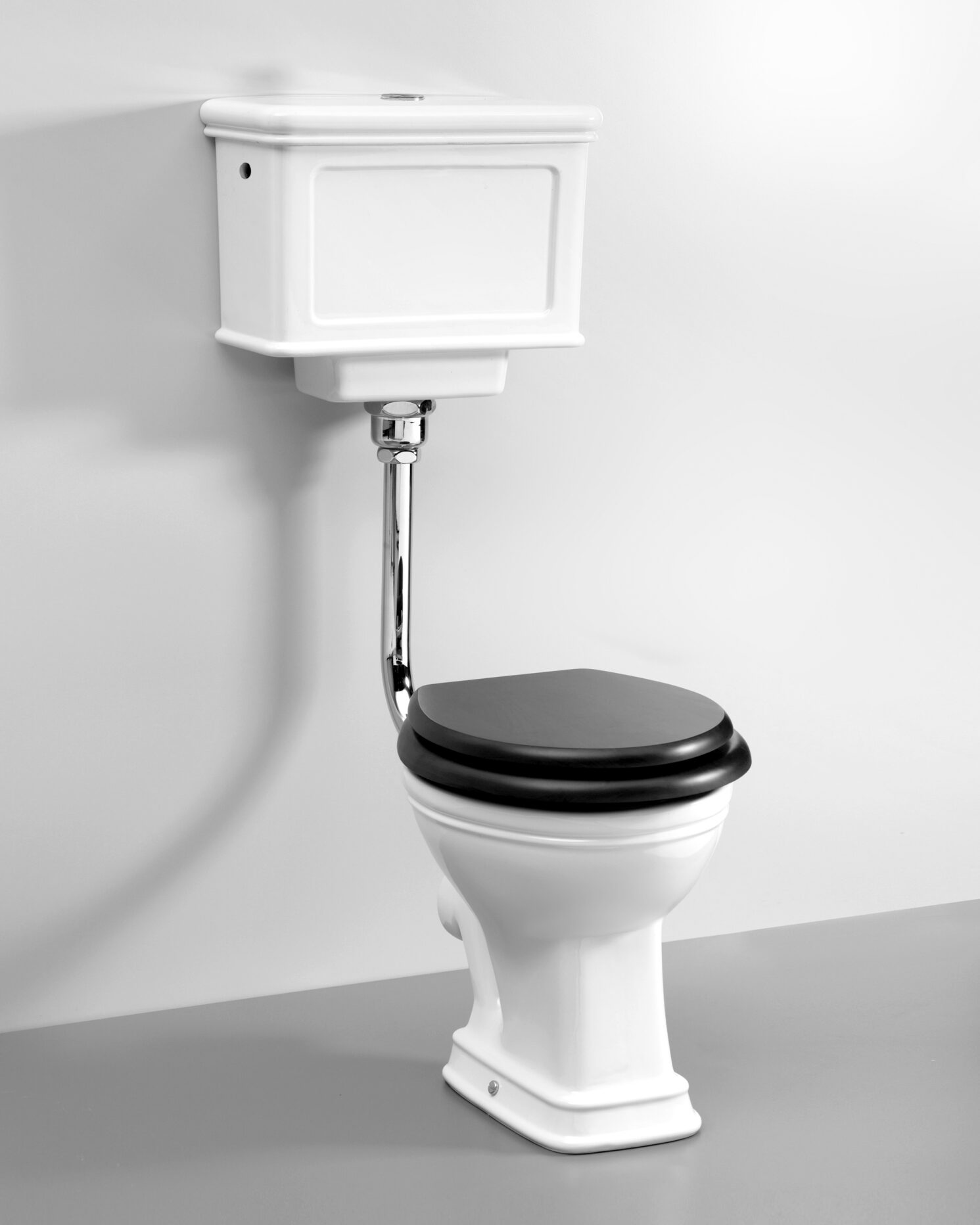 Viktorianisches WC mit freiliegendem Spülkasten
