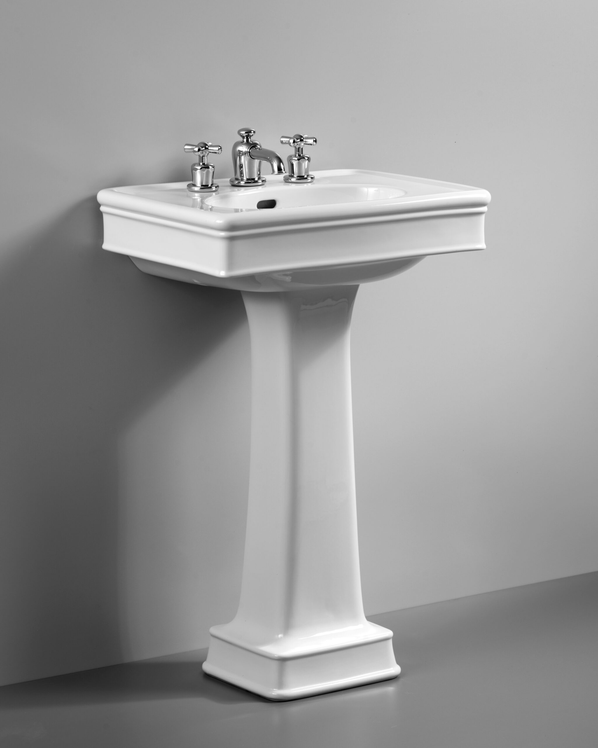 Traditionelles Jugendstil-Lavabo aus hochwertigem Porzellan auf Keramiksäule. Perfekt für retro oder moderne Armaturen.