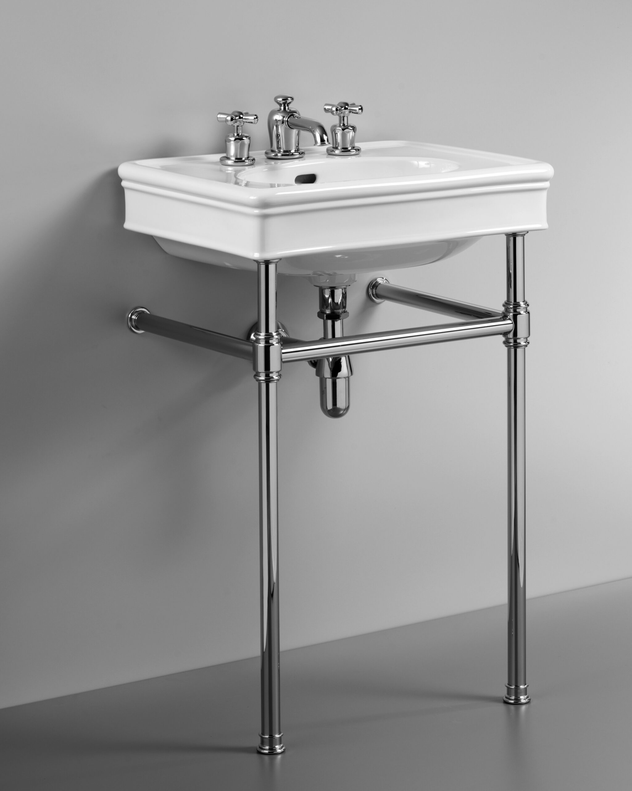 Traditionelles Jugendstil-Lavabo aus hochwertigem Porzellan auf Keramiksäule. Perfekt für retro oder moderne Armaturen.