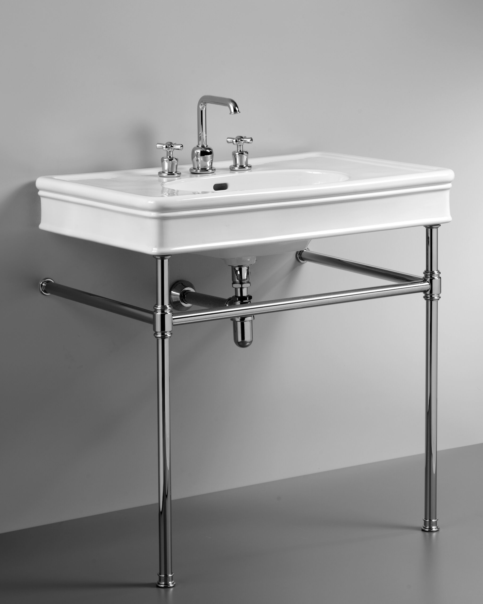 Traditionelles Jugendstil-Lavabo aus hochwertigem Porzellan auf Keramiksäule. Perfekt für retro oder moderne Armaturen.