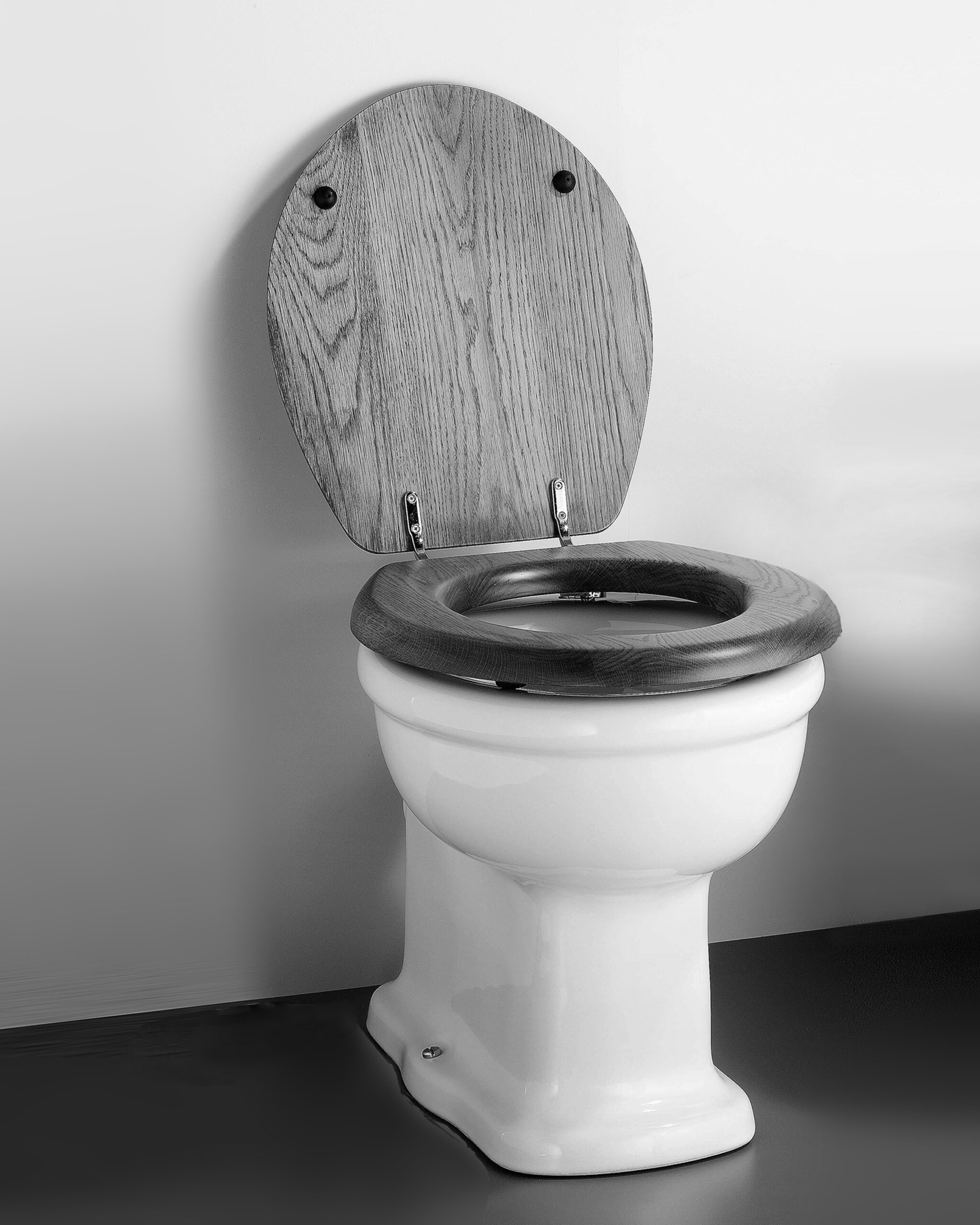 Klassische retro WC aus Porzellan. Dazu passende Holz WC-Sitze. Passend für historische Häuser.