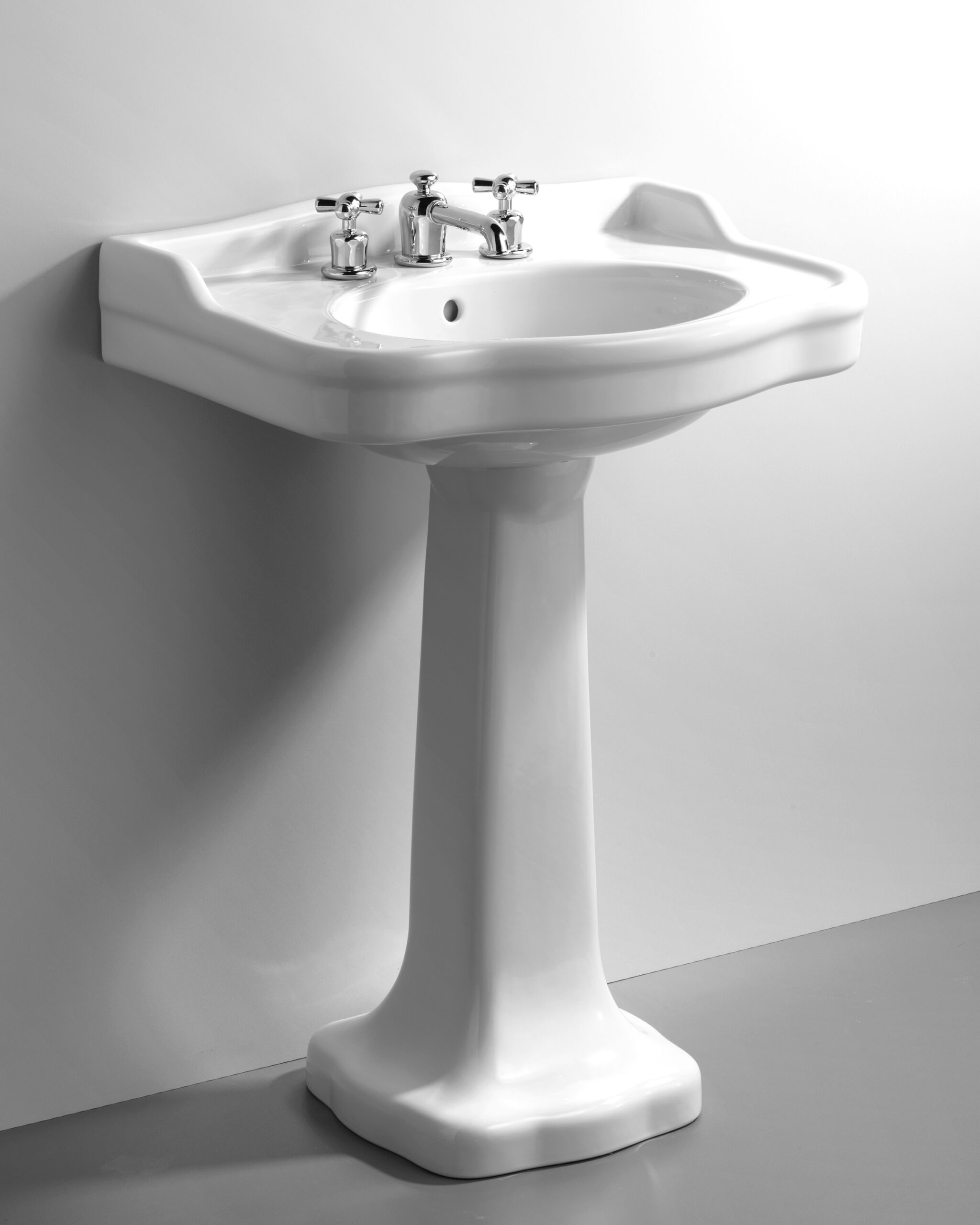 Geschwungene traditionelle Waschbecken nach originalen Formen aus französischen Badezimmern.