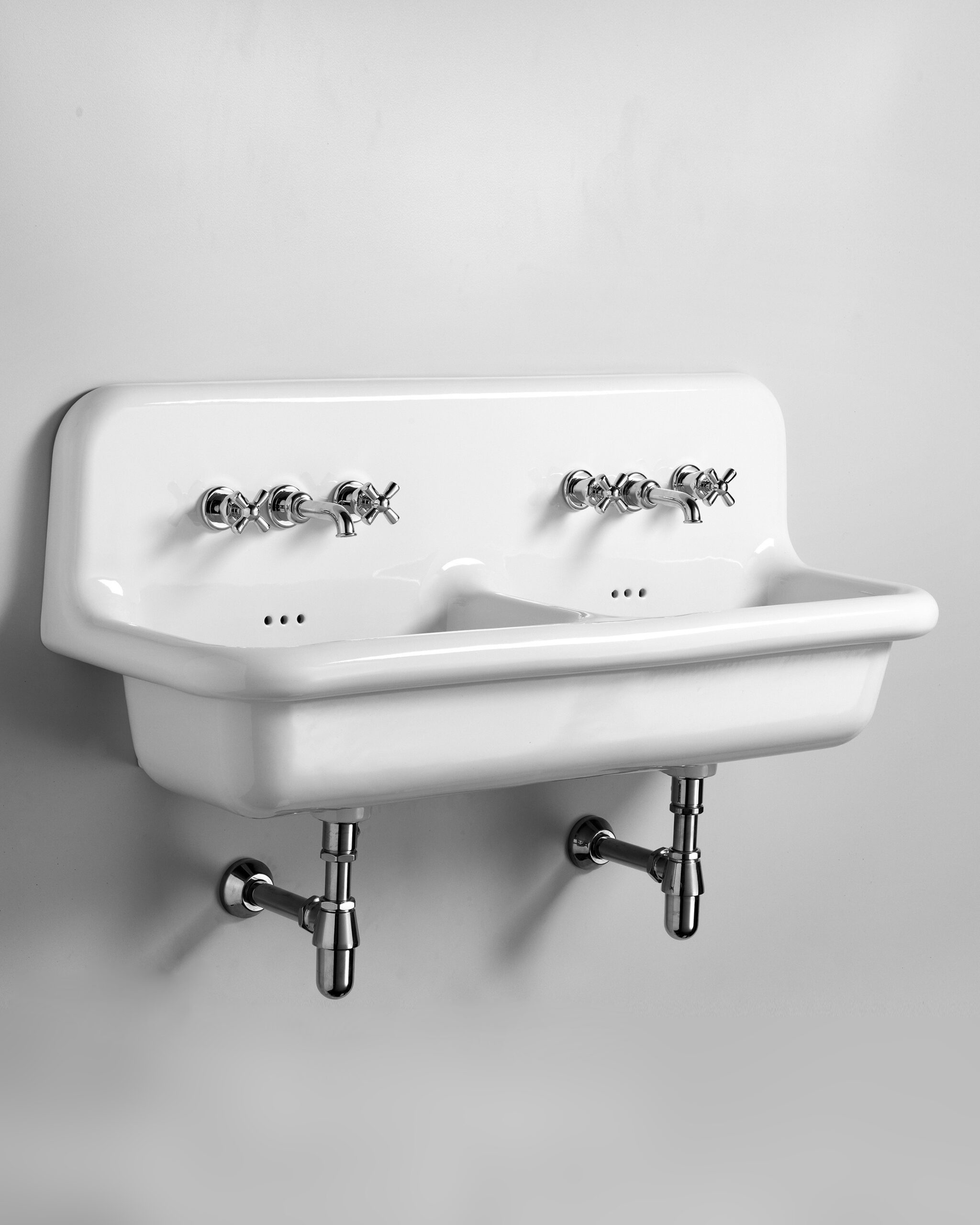 Geschwungener historischer Waschtrog im Bauhaus- und Industrial-Stil aus schwarzer und weisser Keramik.