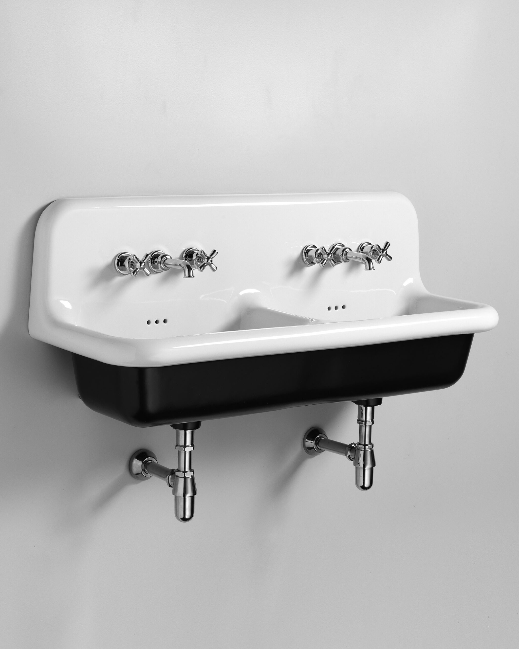 Geschwungener historischer Waschtrog im Bauhaus- und Industrial-Stil aus schwarzer und weisser Keramik.