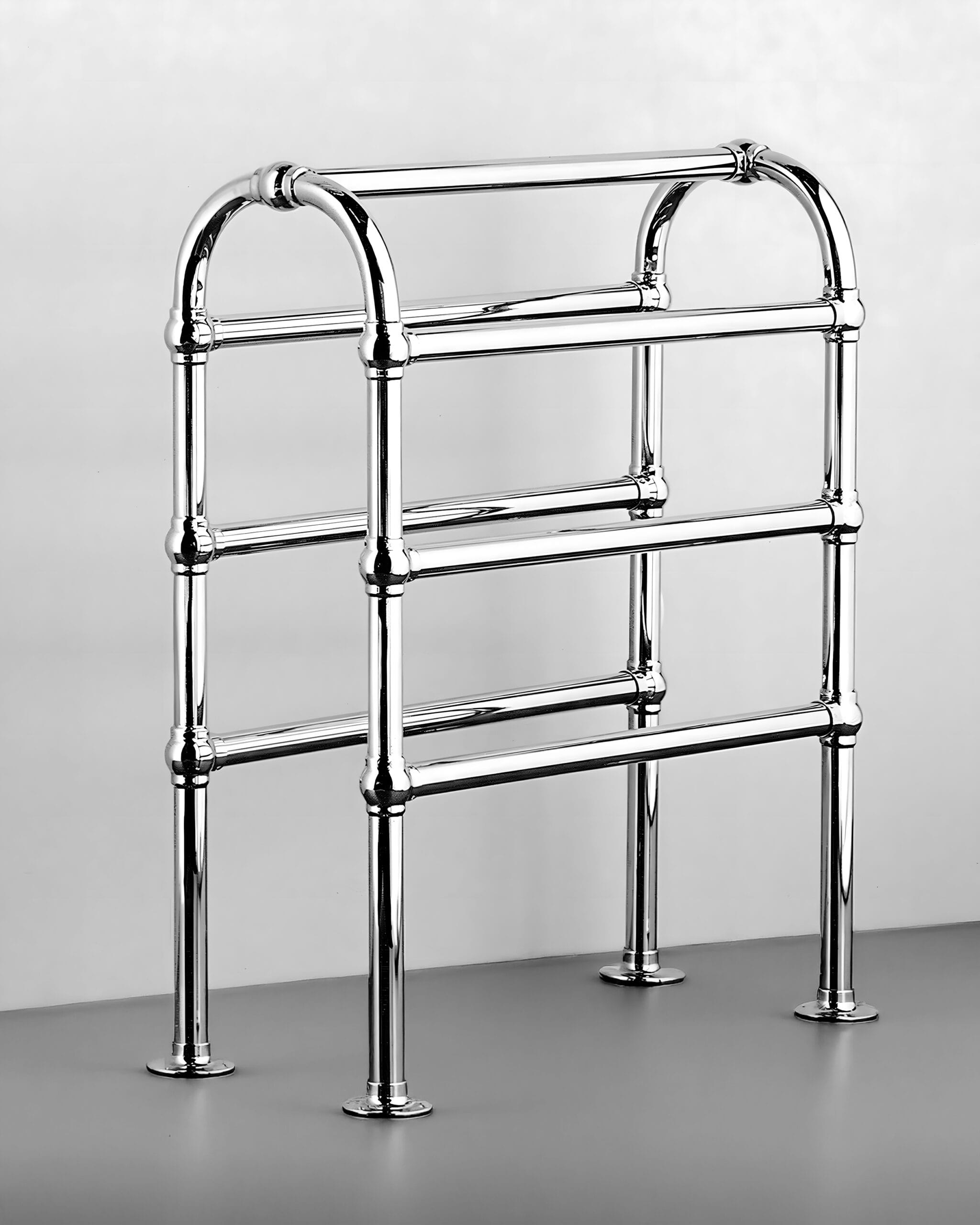 Traditioneller freistehender Badezimmerradiator
