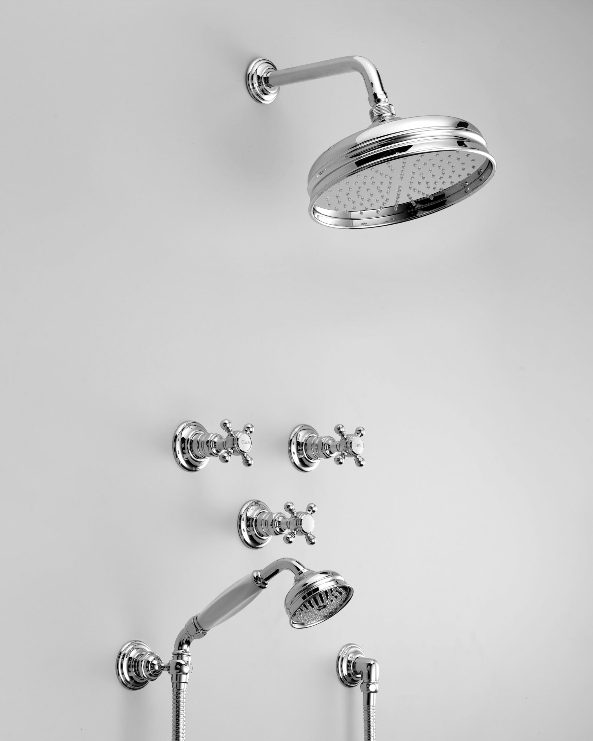Traditionelle Unterputz Dusche im Jugendstil. Hochwertig verarbeitet aus verchromtem Messing.