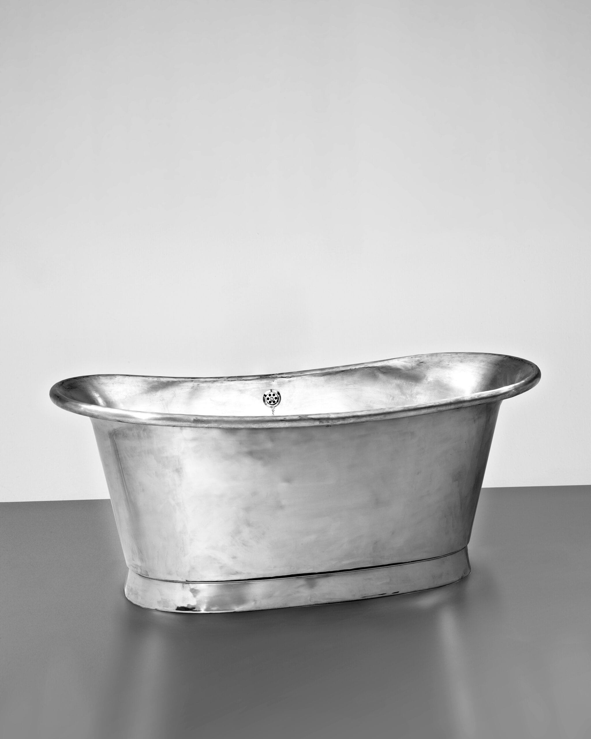 Silberne Retro Badewanne aus Metal
