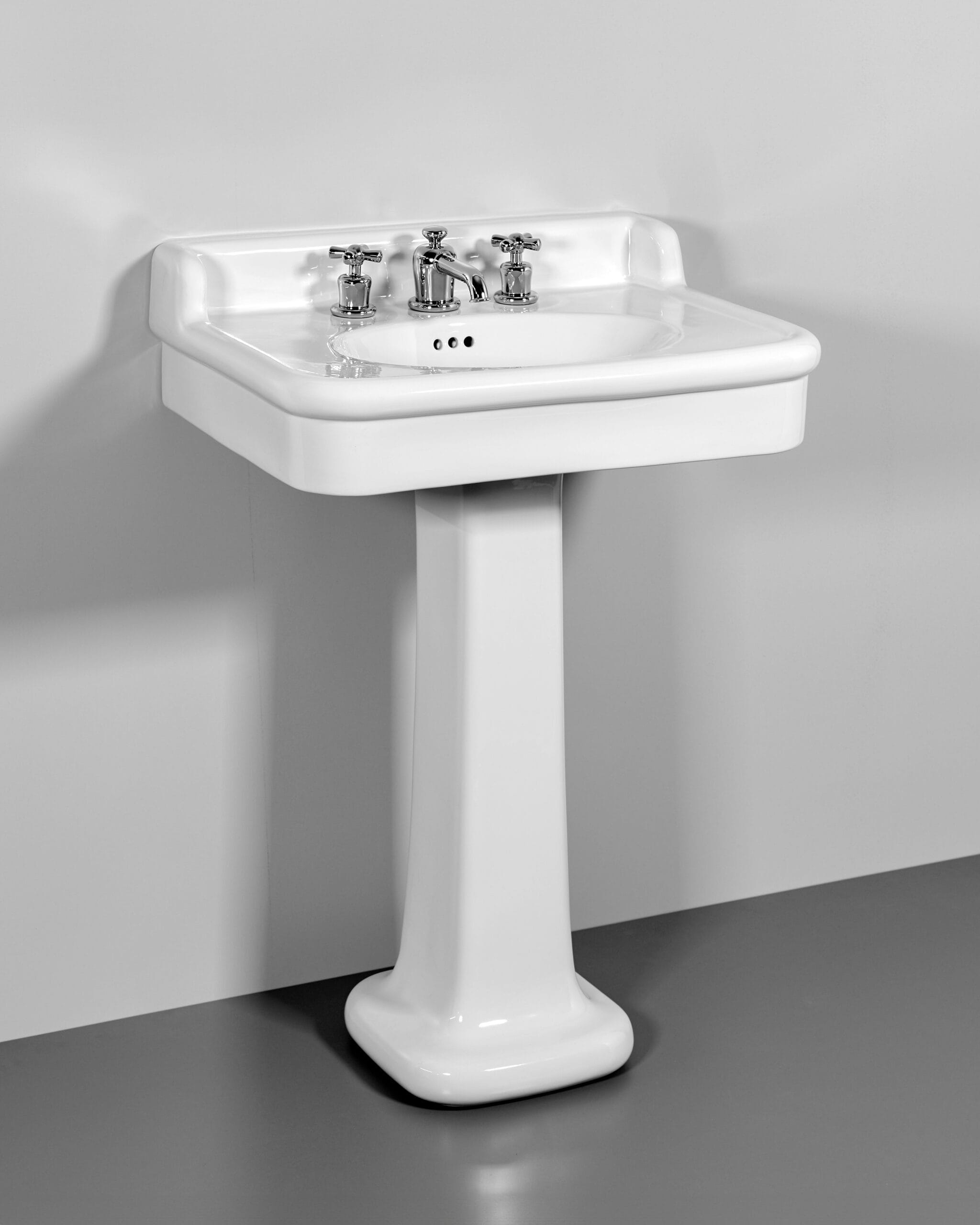 Traditionelles Waschbecken auf Porzellansäule für vintage Armaturen