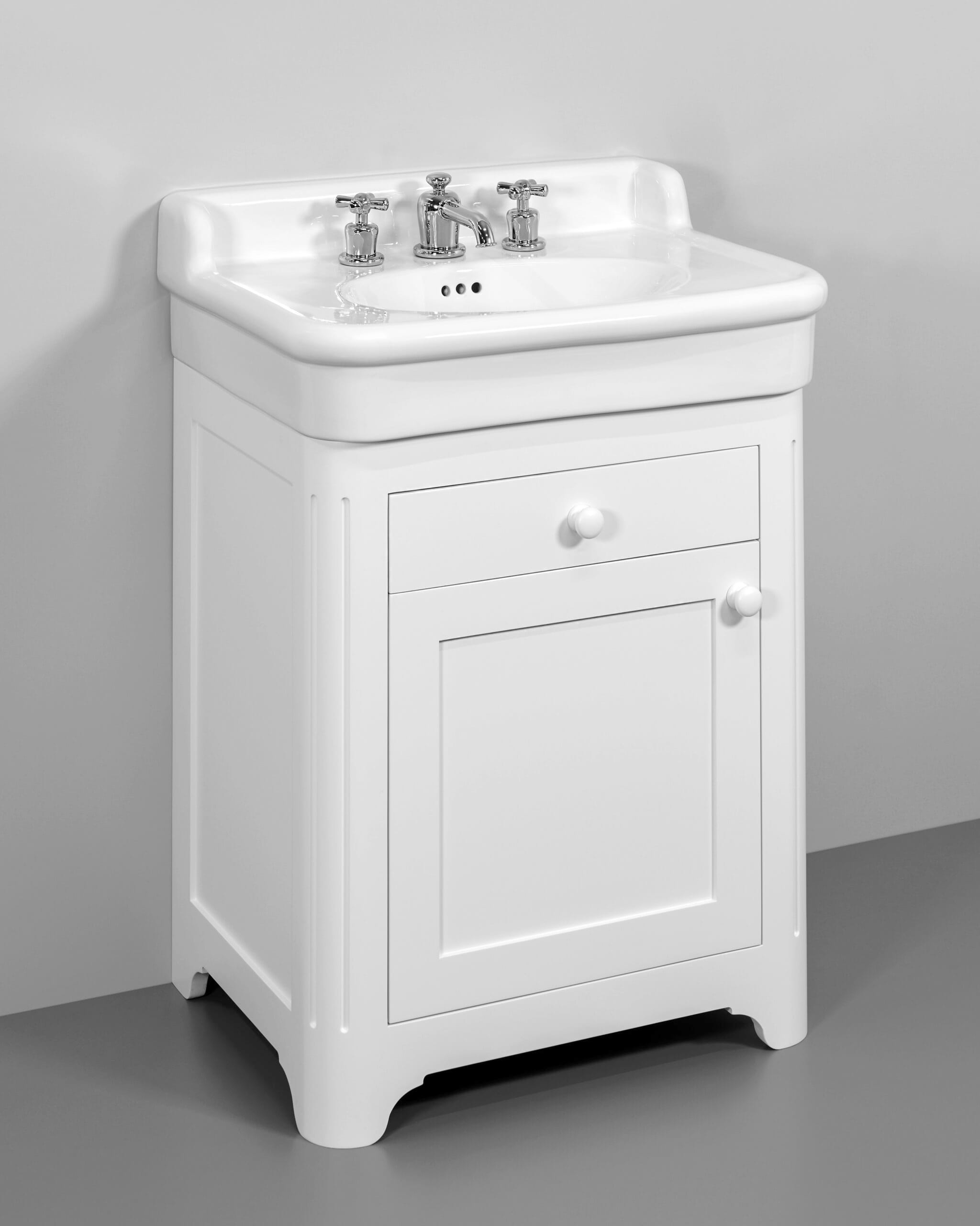 Badezimmermöbel im Jugenstil mit aufgesetztem Lavabo für vintage Badezimmer geeignet.