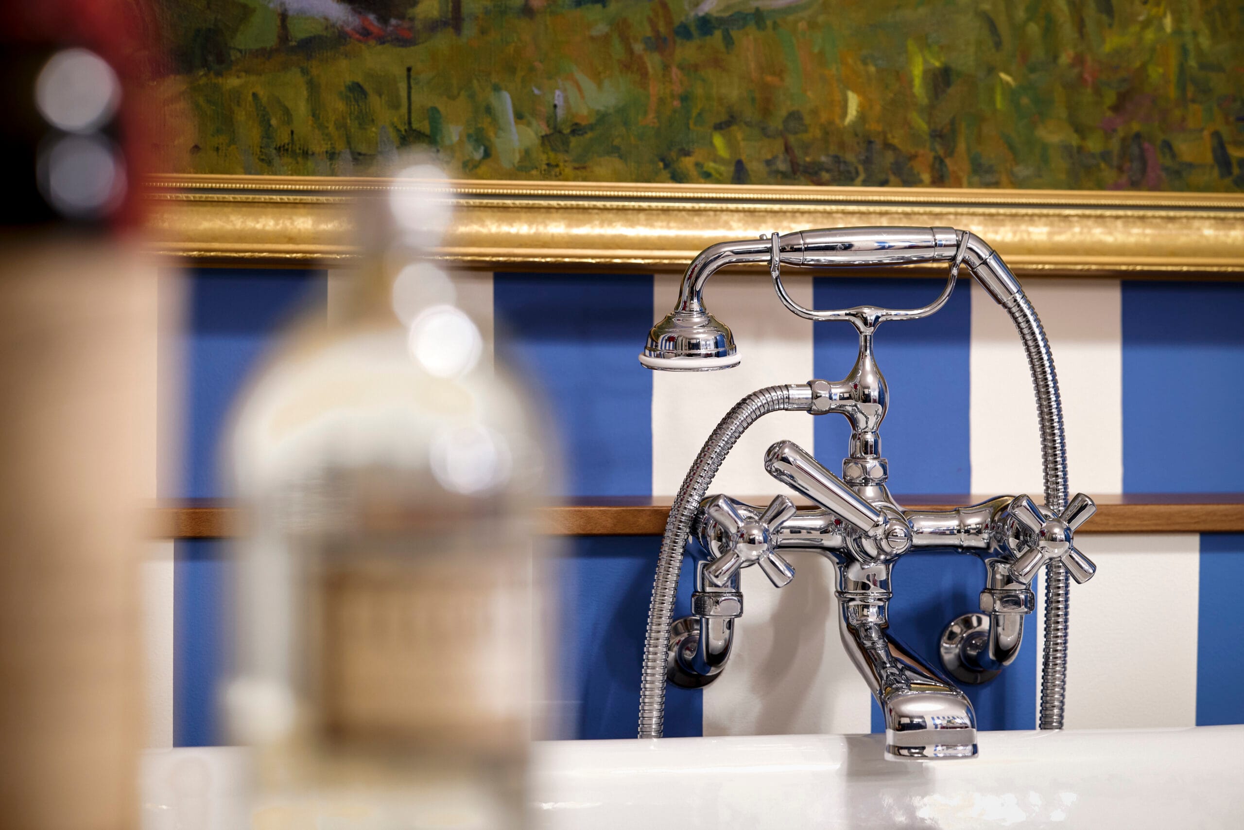 Hochwertiger Design-Badewannenmischer in Chrom mit blau weisser Tapete