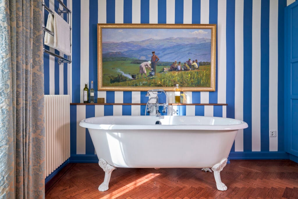 Gusseisen Badewanne mit Landschaftsgemälde und Fischgerätparkett und Handtuchradiator