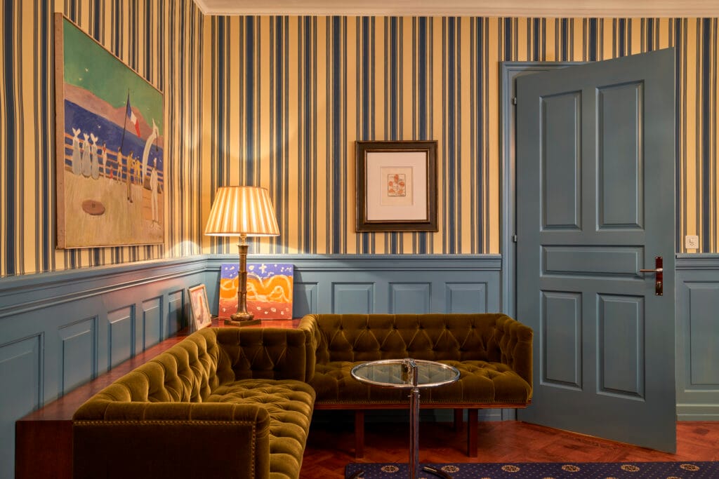 Eckbank mit Massmöbeln mit elegantem Farbkonzept und Farrow & Ball Tapete