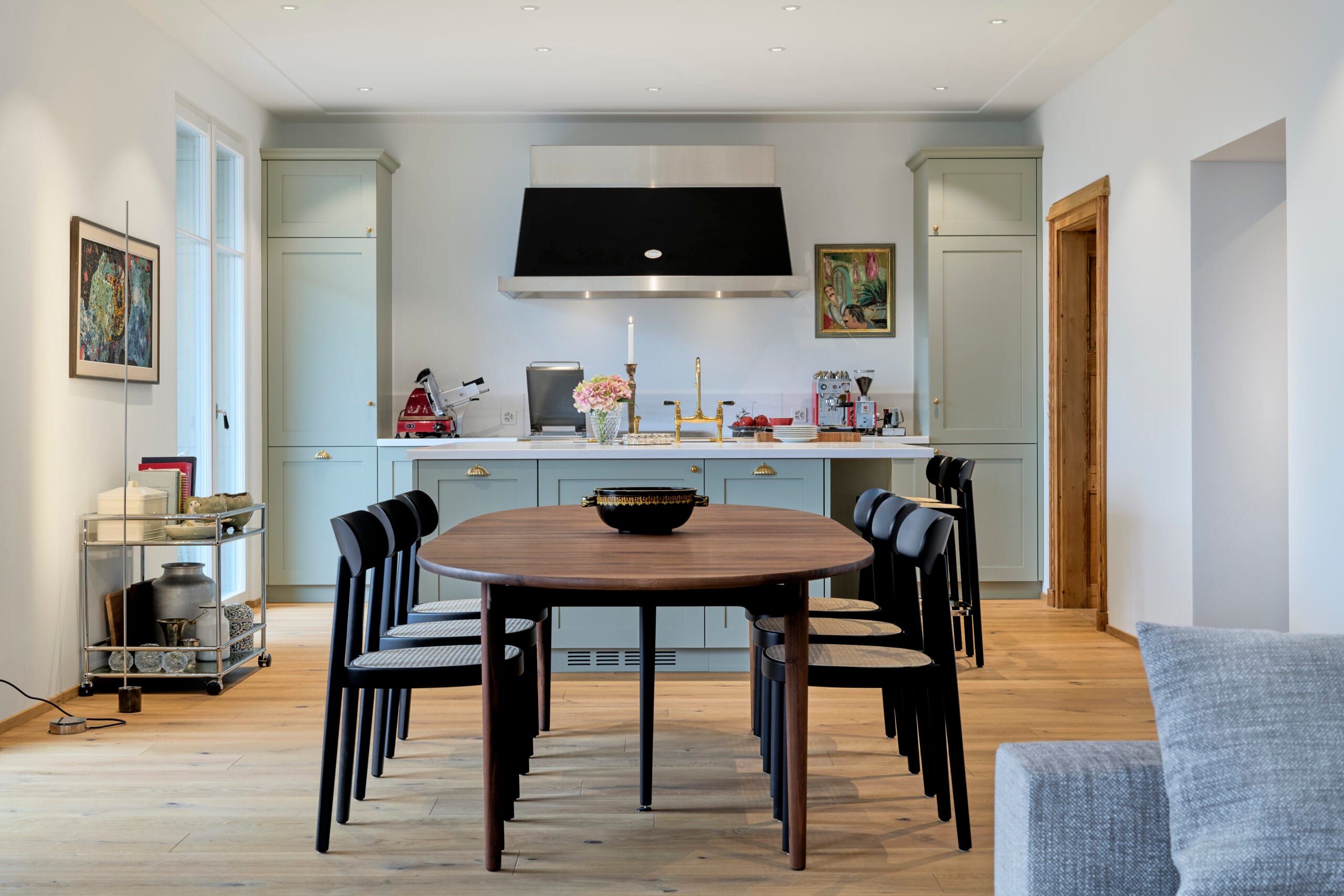 Design Wohnküche mit Graugrüner Küche, französischem Kochherd und Englischen Armaturen auf Marmorsteinabdeckung