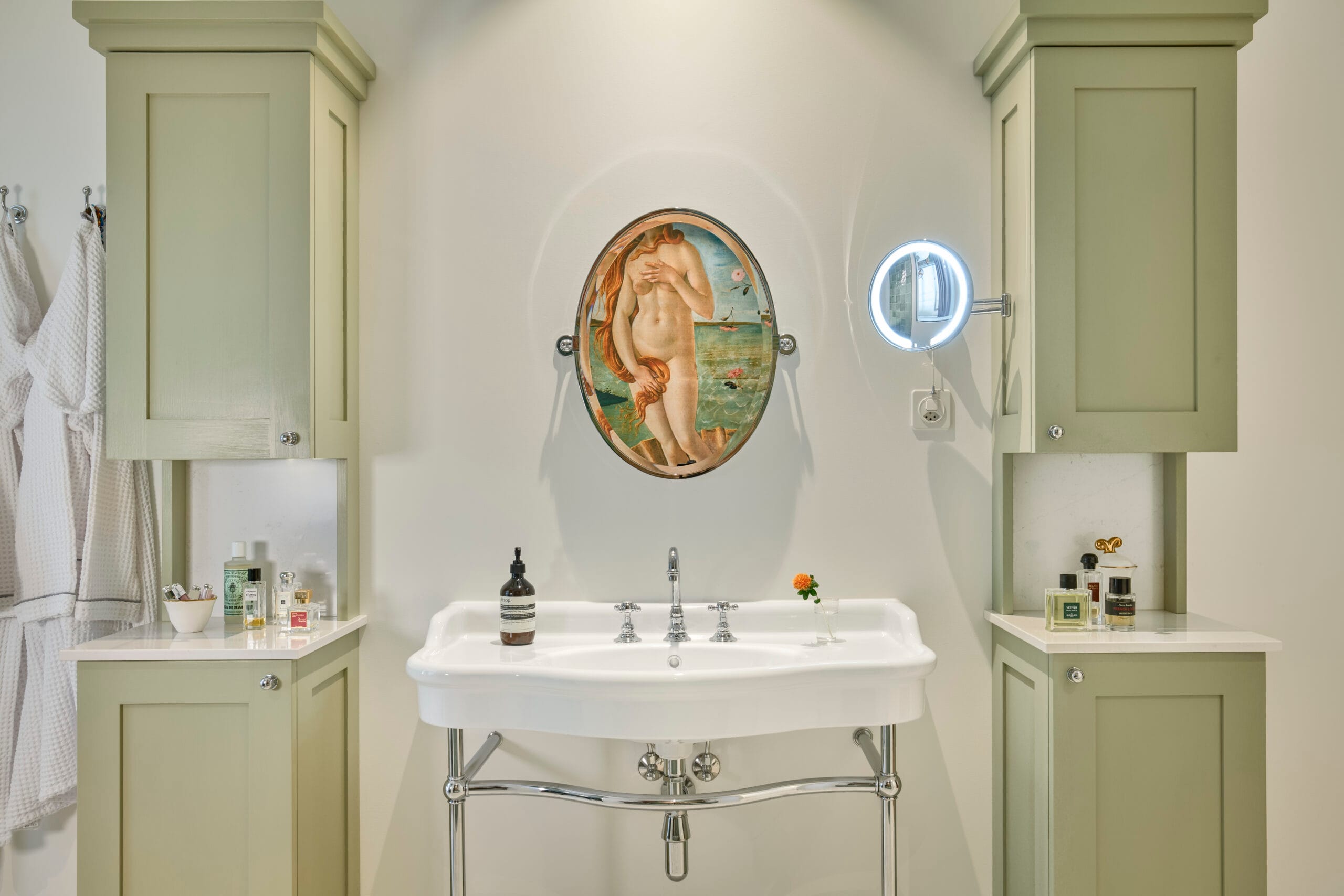 Traditionelles Vintage Badezimmer mit geschwungenem Lavabo und Jugenstil spiegel mit lindengrünen Möbeln