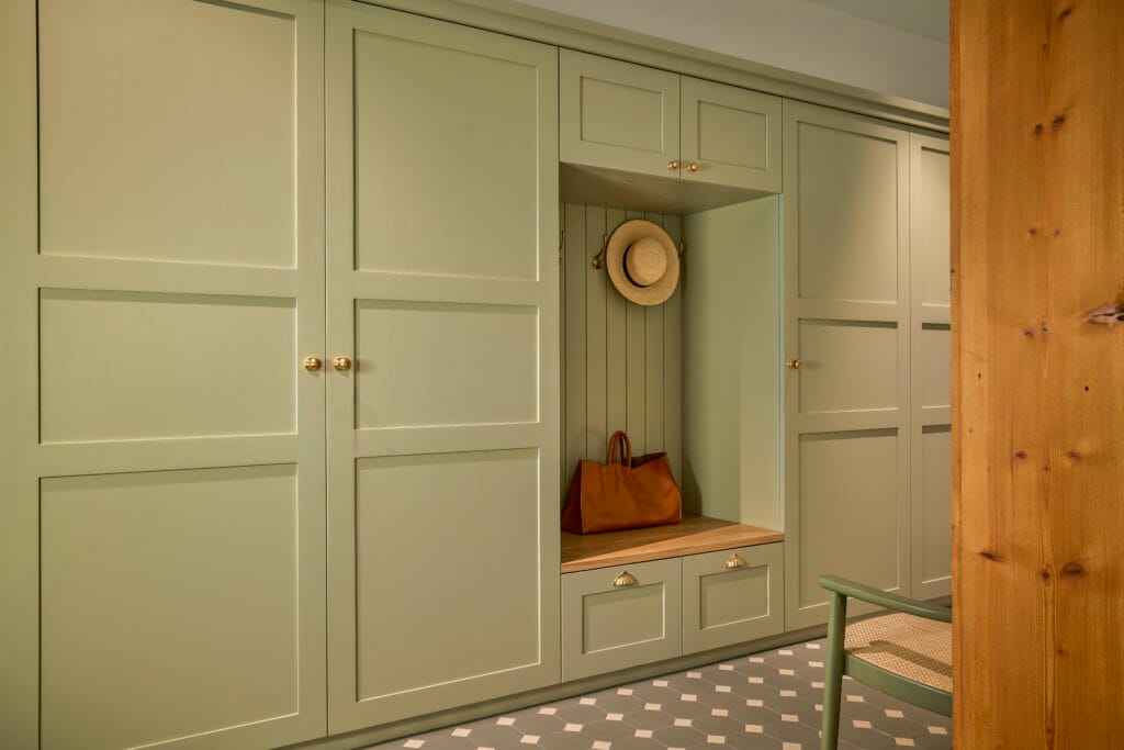 Altbau Einbauschränke in Lindengrün mit Messinggriffe. Design Schrank.