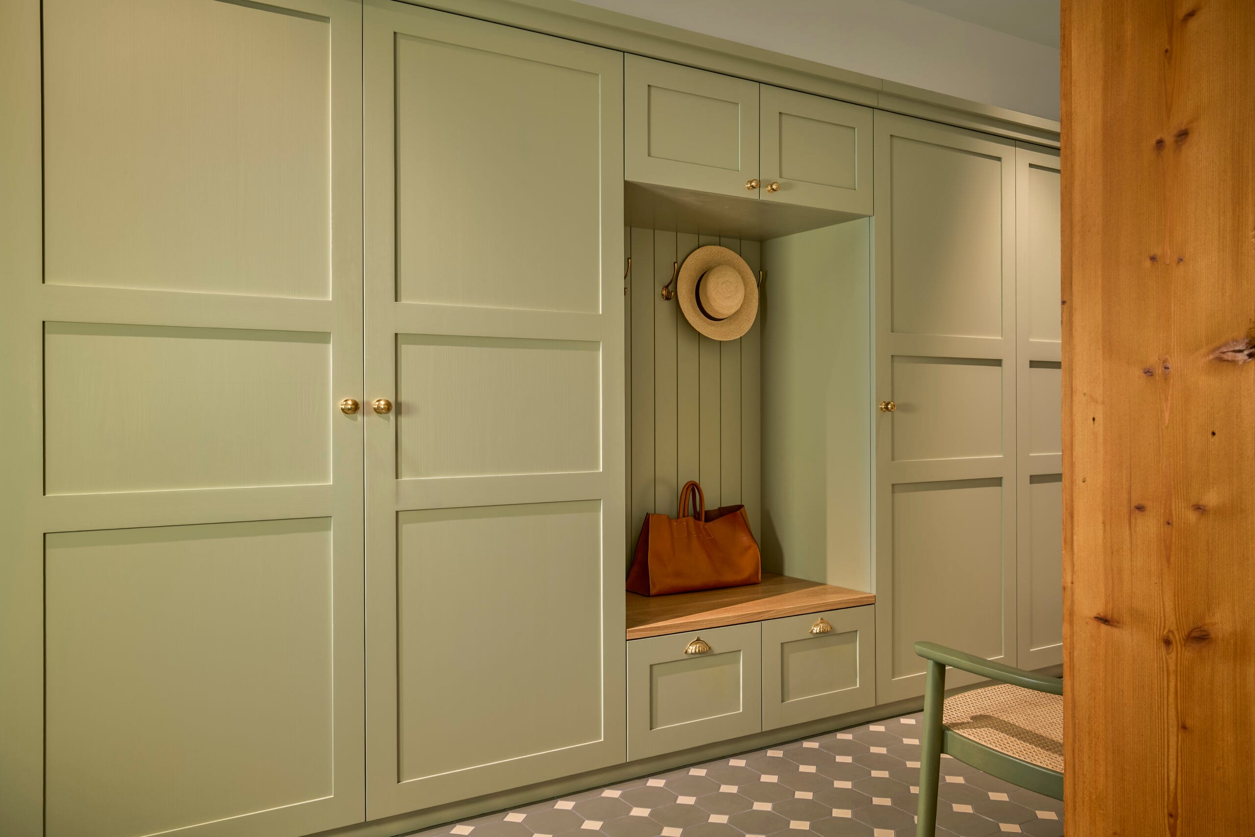 Altbau Einbauschränke in Lindengrün mit Messinggriffe. Design Schrank.