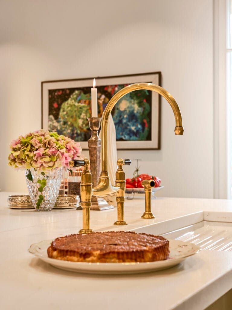 Messing Küchenarmatur mit Duschbrause im traditionellen Luxusstil
