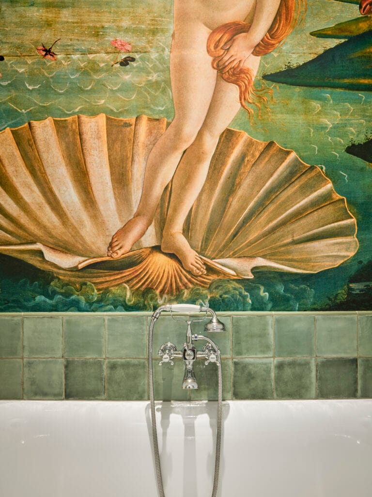 Klassische Wannenarmatur im retrostil mit grünen Naturfliesen und jugendstil Tapete