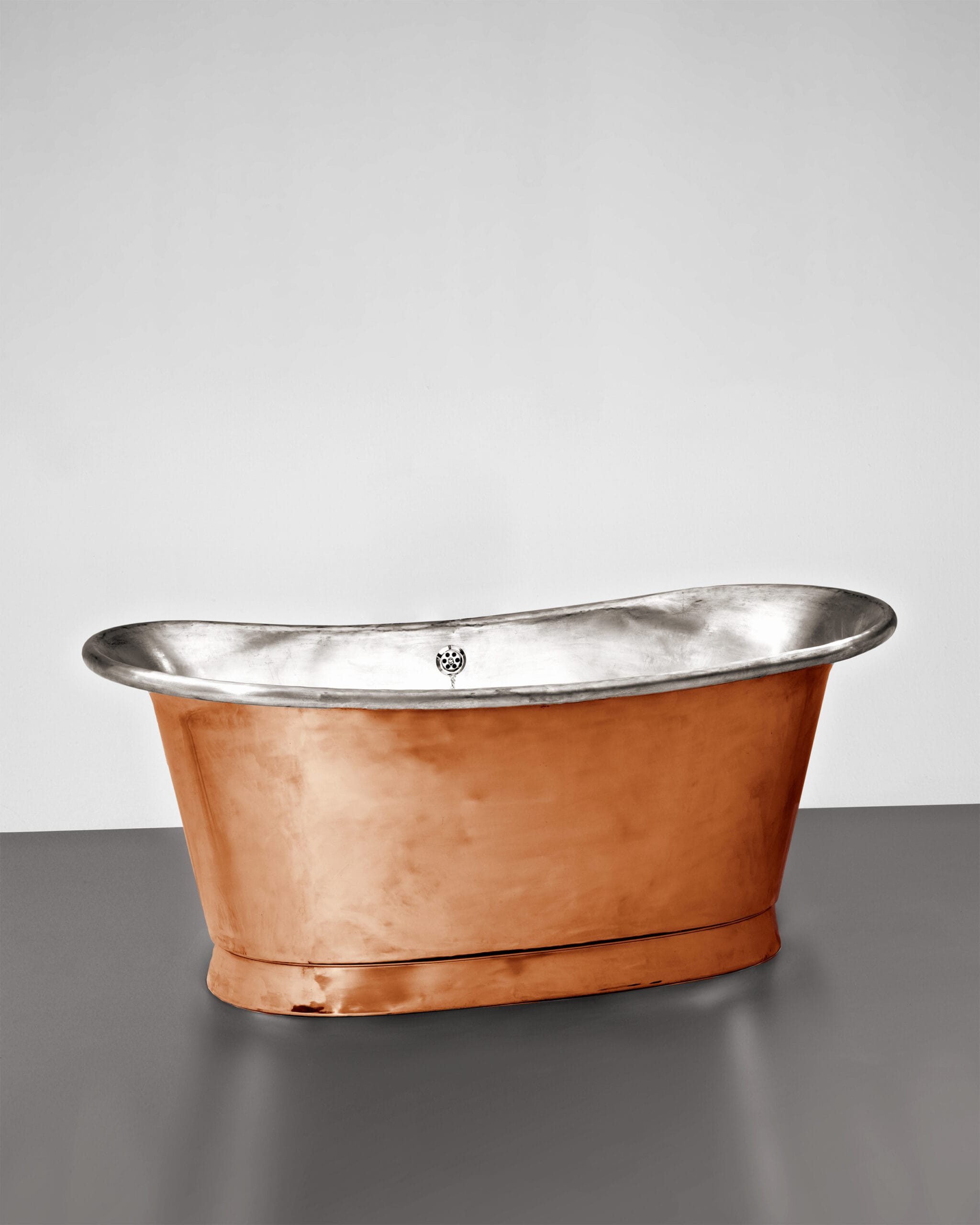 Retro Badewanne aus Kupfer innen silbrig.