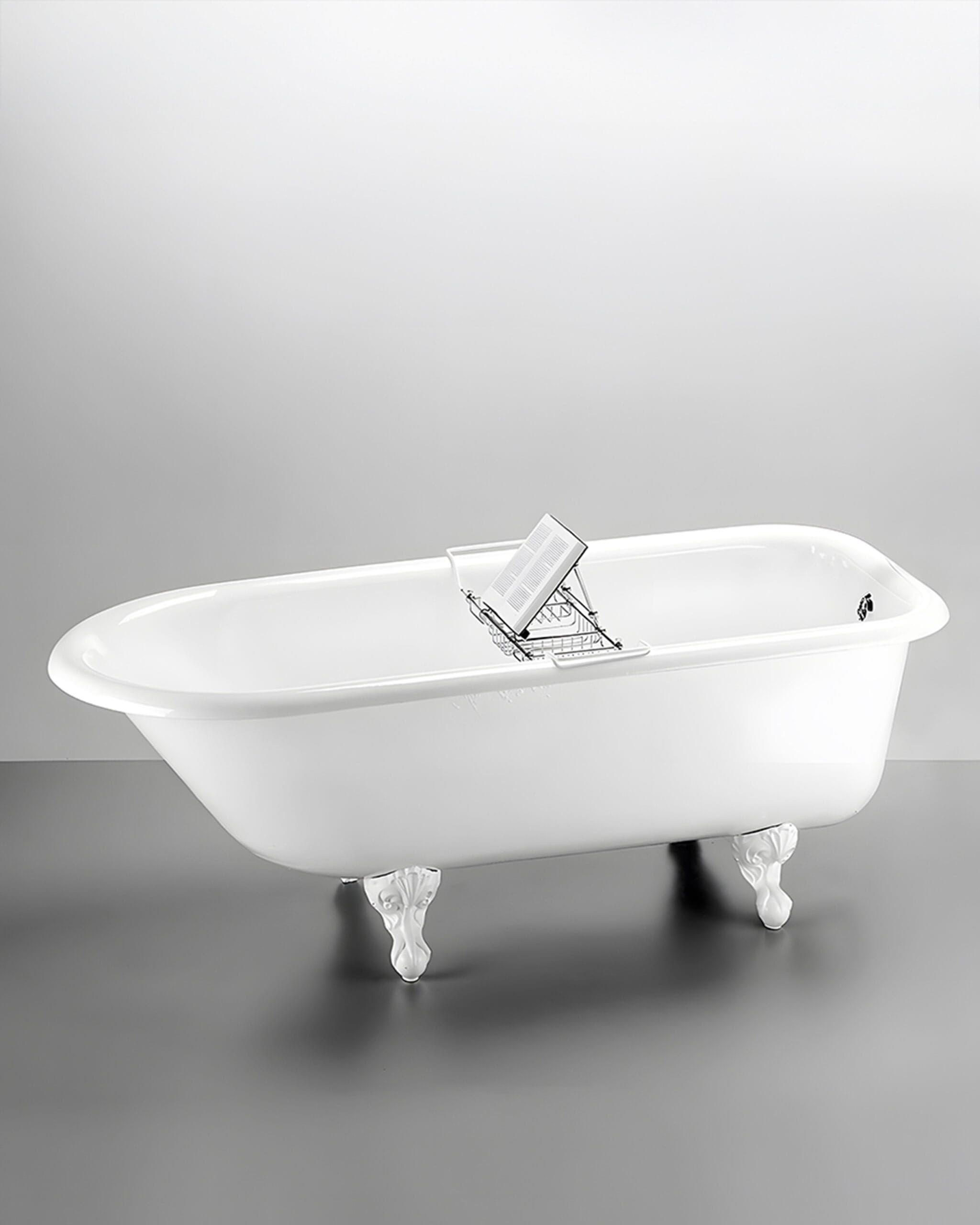 Freistehende Jugendstil Badewanne mit Löwenfüssen