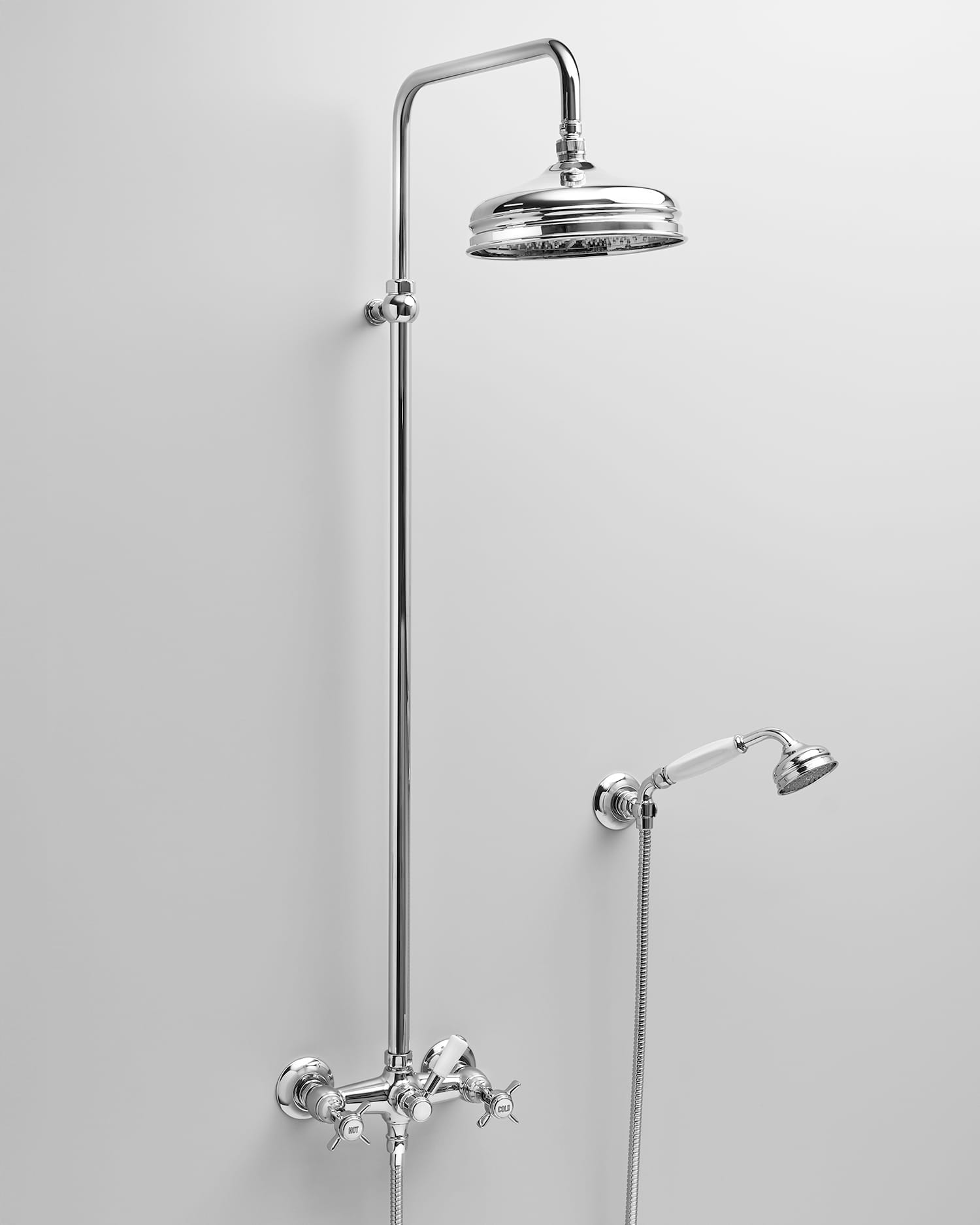 Traditionelle Standdusche mit grosser Kopfbrause